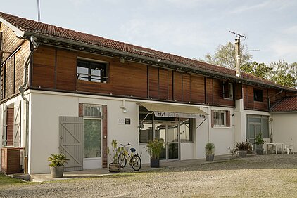 le bâtiment des Studios de Midim et bureaux de Aktis Production depuis le parking privé, dans le quartier toulousain des Minimes